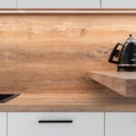 24 V w listwach przypodłogowych – domowa magistrala DC dla mebli, oświetlenia i Smart Home