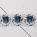 Listwa przypodłogowa 24 V DC – ukryta magistrala zasilania dla inteligentnych wnętrz