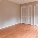 Listwy przypodłogowe wentylowane 3w1 – suszenie ścian, porządek z kablami i cicha cyrkulacja powietrza