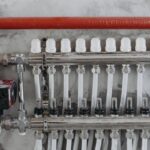 Gliniana ściana, która grzeje i chłodzi: kapilarne maty w tynku jako niewidoczna klimatyzacja domu